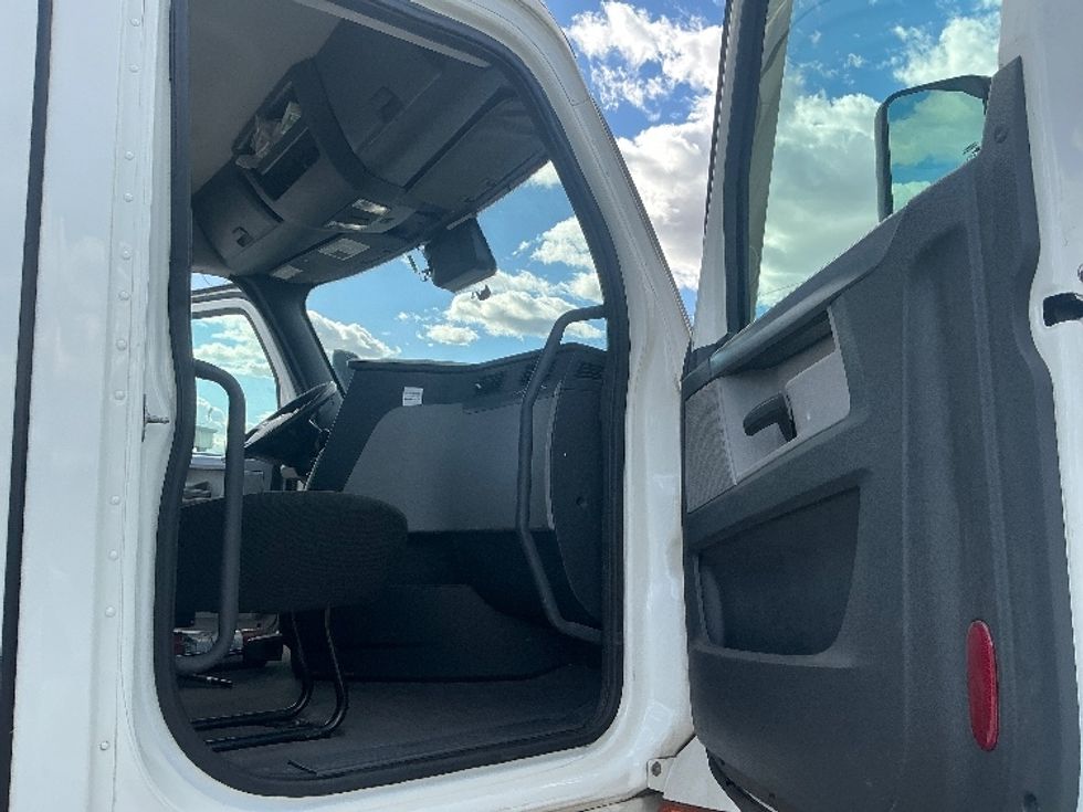 Day Cab Tractor-Heavy Duty Tractors-Freightliner-2020-T12664ST-Fontana-CA-346,435\n\t\tmiles-$ 54,250 - Image 12