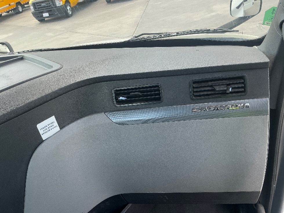 Day Cab Tractor-Heavy Duty Tractors-Freightliner-2020-T12664ST-Fontana-CA-346,435\n\t\tmiles-$ 54,250 - Image 13