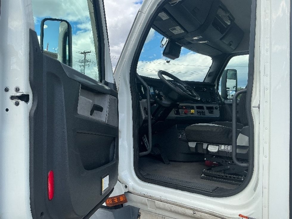 Day Cab Tractor-Heavy Duty Tractors-Freightliner-2020-T12664ST-Fontana-CA-346,435\n\t\tmiles-$ 54,250 - Image 9