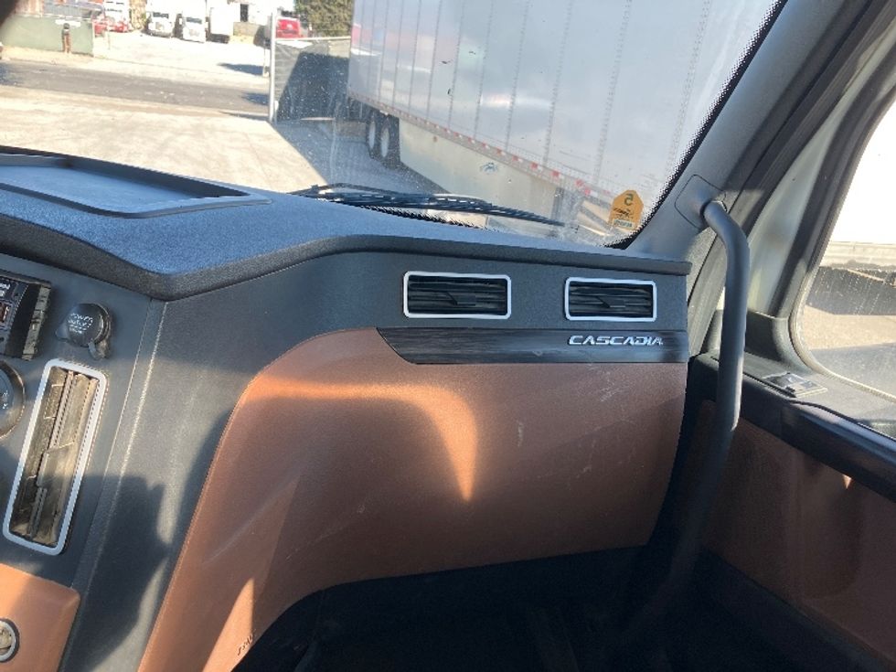 Day Cab Tractor-Heavy Duty Tractors-Freightliner-2020-T12664ST-Fontana-CA-347,030\n\t\tmiles-$ 59,250 - Image 13