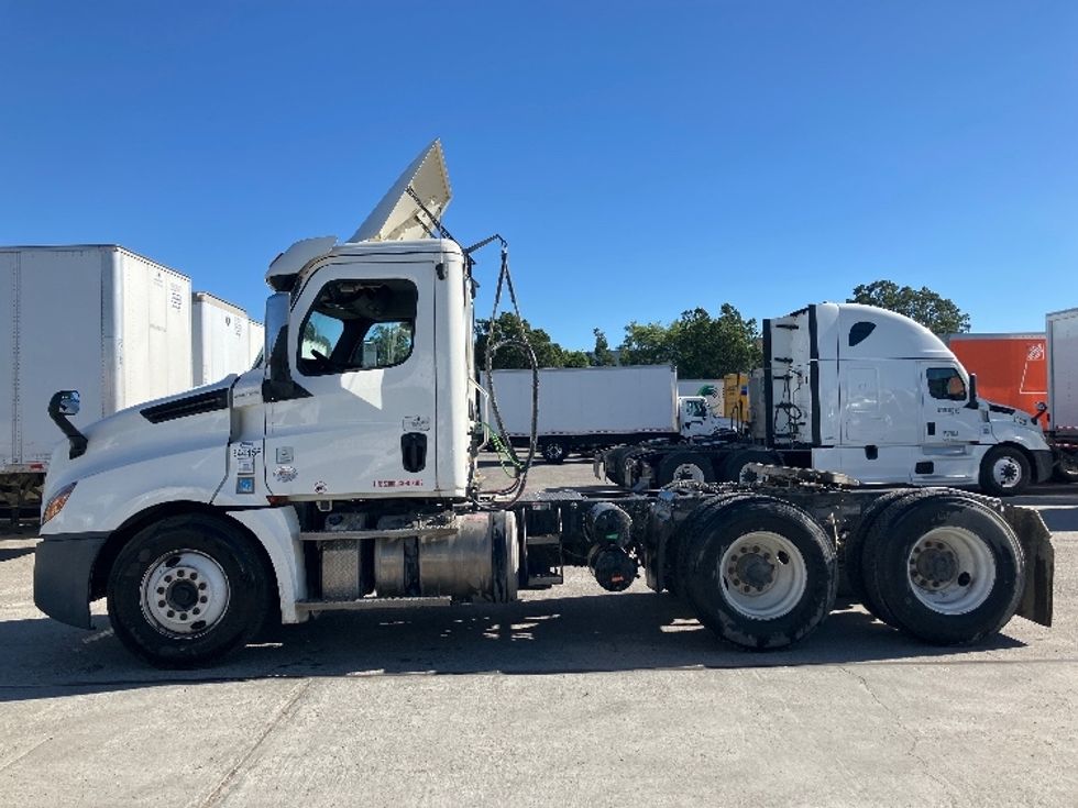 Day Cab Tractor-Heavy Duty Tractors-Freightliner-2020-T12664ST-Fontana-CA-347,030\n\t\tmiles-$ 59,250 - Image 4