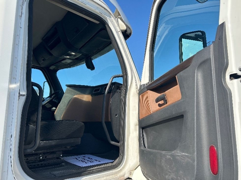 Day Cab Tractor-Heavy Duty Tractors-Freightliner-2020-T12664ST-Fontana-CA-351,841\n\t\tmiles-$ 59,000 - Image 12