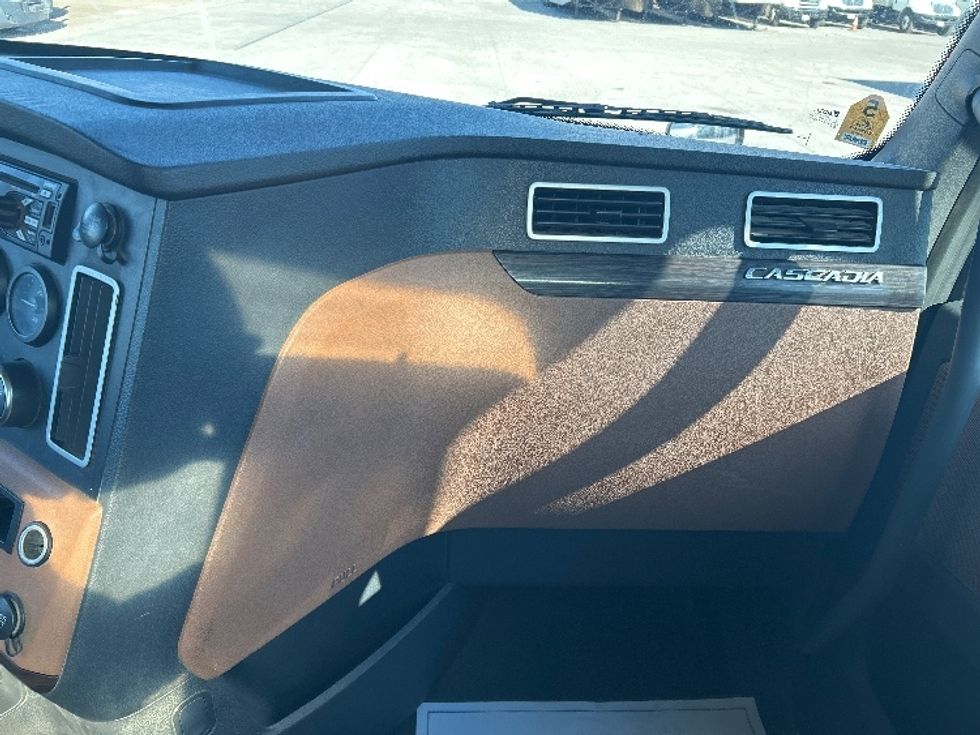 Day Cab Tractor-Heavy Duty Tractors-Freightliner-2020-T12664ST-Fontana-CA-351,841\n\t\tmiles-$ 59,000 - Image 13