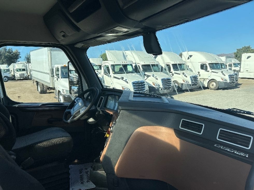 Day Cab Tractor-Heavy Duty Tractors-Freightliner-2020-T12664ST-Fontana-CA-351,841\n\t\tmiles-$ 59,000 - Image 14