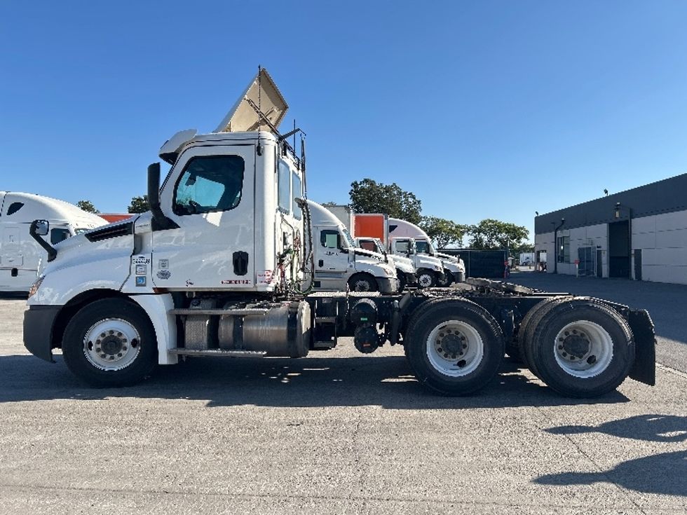 Day Cab Tractor-Heavy Duty Tractors-Freightliner-2020-T12664ST-Fontana-CA-351,841\n\t\tmiles-$ 59,000 - Image 4