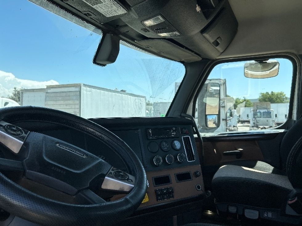 Day Cab Tractor-Heavy Duty Tractors-Freightliner-2020-T12664ST-Fontana-CA-353,050\n\t\tmiles-$ 58,750 - Image 10