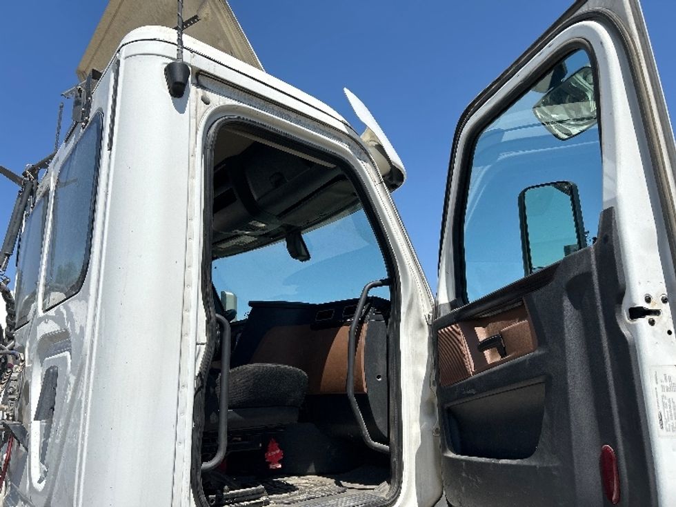 Day Cab Tractor-Heavy Duty Tractors-Freightliner-2020-T12664ST-Fontana-CA-353,050\n\t\tmiles-$ 58,750 - Image 11