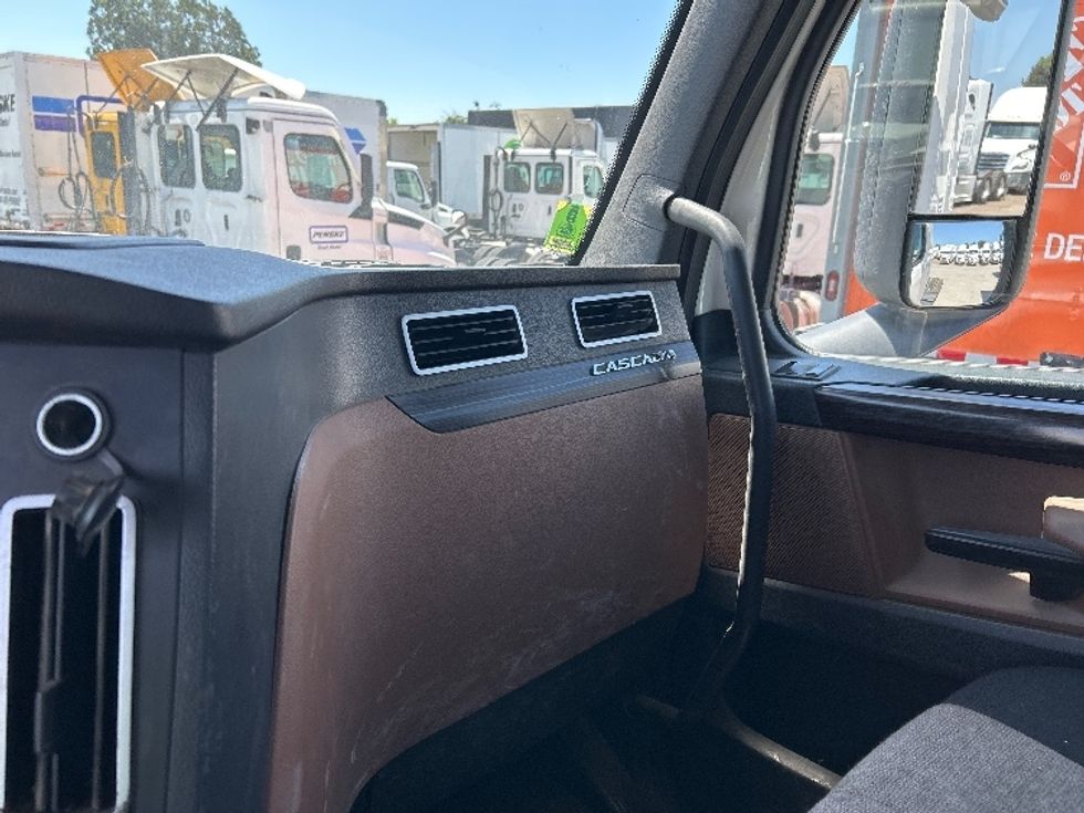 Day Cab Tractor-Heavy Duty Tractors-Freightliner-2020-T12664ST-Fontana-CA-353,050\n\t\tmiles-$ 58,750 - Image 12