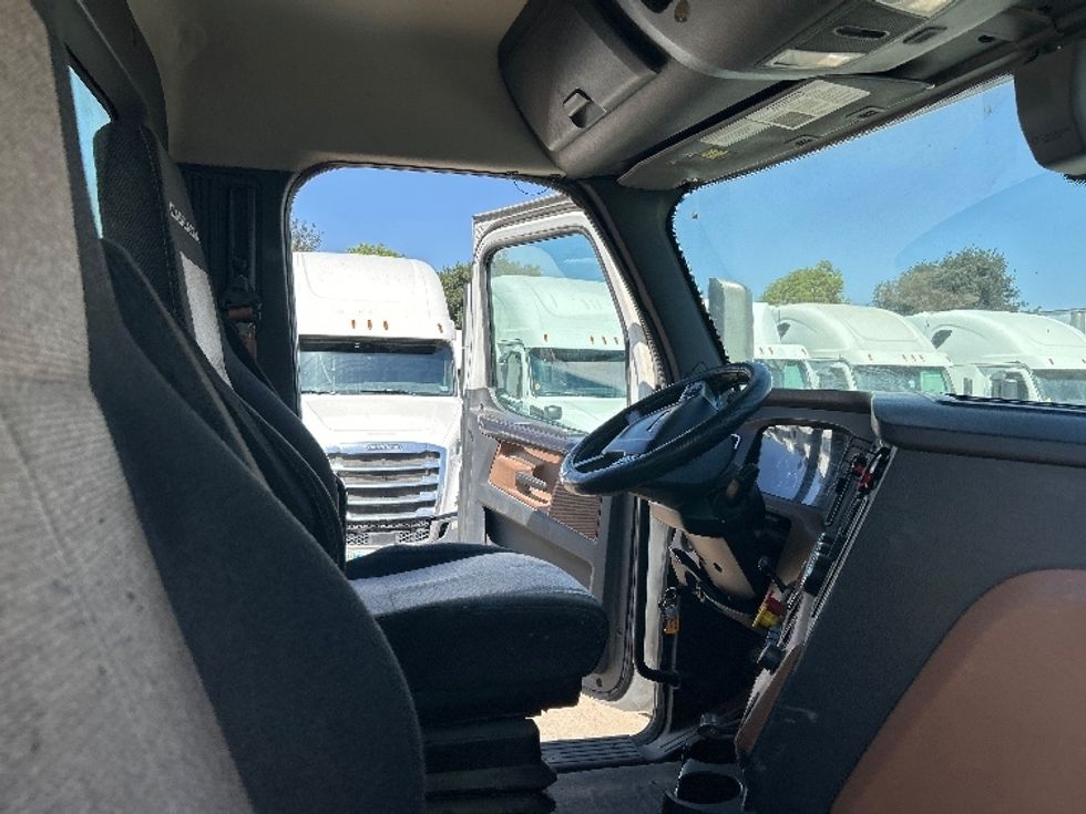 Day Cab Tractor-Heavy Duty Tractors-Freightliner-2020-T12664ST-Fontana-CA-353,050\n\t\tmiles-$ 58,750 - Image 13
