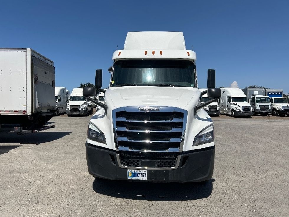 Day Cab Tractor-Heavy Duty Tractors-Freightliner-2020-T12664ST-Fontana-CA-353,050\n\t\tmiles-$ 58,750 - Image 2