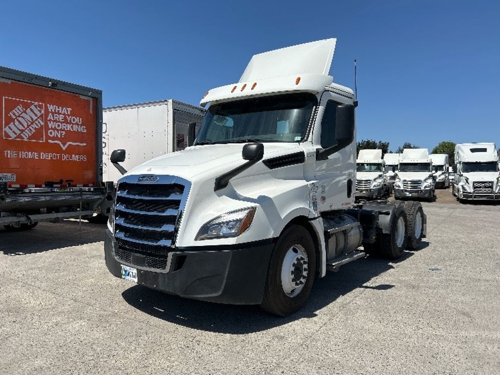 Day Cab Tractor-Heavy Duty Tractors-Freightliner-2020-T12664ST-Fontana-CA-353,050\n\t\tmiles-$ 58,750 - Image 3