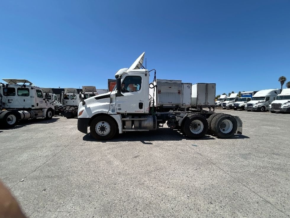 Day Cab Tractor-Heavy Duty Tractors-Freightliner-2020-T12664ST-Fontana-CA-353,050\n\t\tmiles-$ 58,750 - Image 4