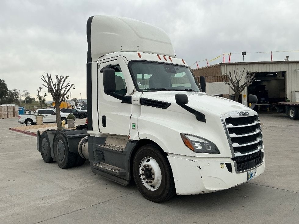 Day Cab Tractor-Heavy Duty Tractors-Freightliner-2020-T12664ST-Fontana-CA-356,090\n\t\tmiles-$ 53,750 - Image 1