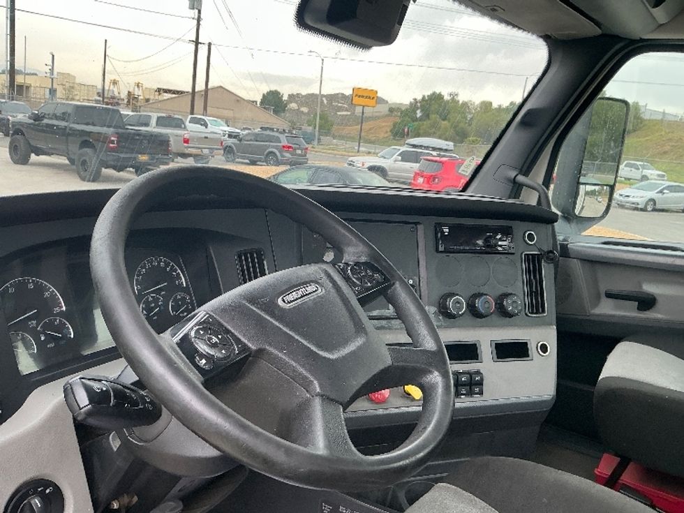 Day Cab Tractor-Heavy Duty Tractors-Freightliner-2020-T12664ST-Fontana-CA-356,090\n\t\tmiles-$ 53,750 - Image 10