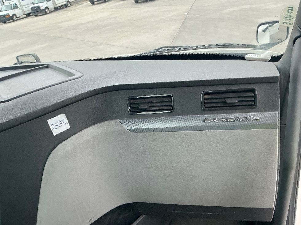 Day Cab Tractor-Heavy Duty Tractors-Freightliner-2020-T12664ST-Fontana-CA-356,090\n\t\tmiles-$ 53,750 - Image 13