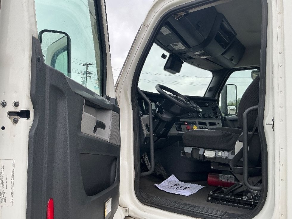 Day Cab Tractor-Heavy Duty Tractors-Freightliner-2020-T12664ST-Fontana-CA-356,090\n\t\tmiles-$ 53,750 - Image 9