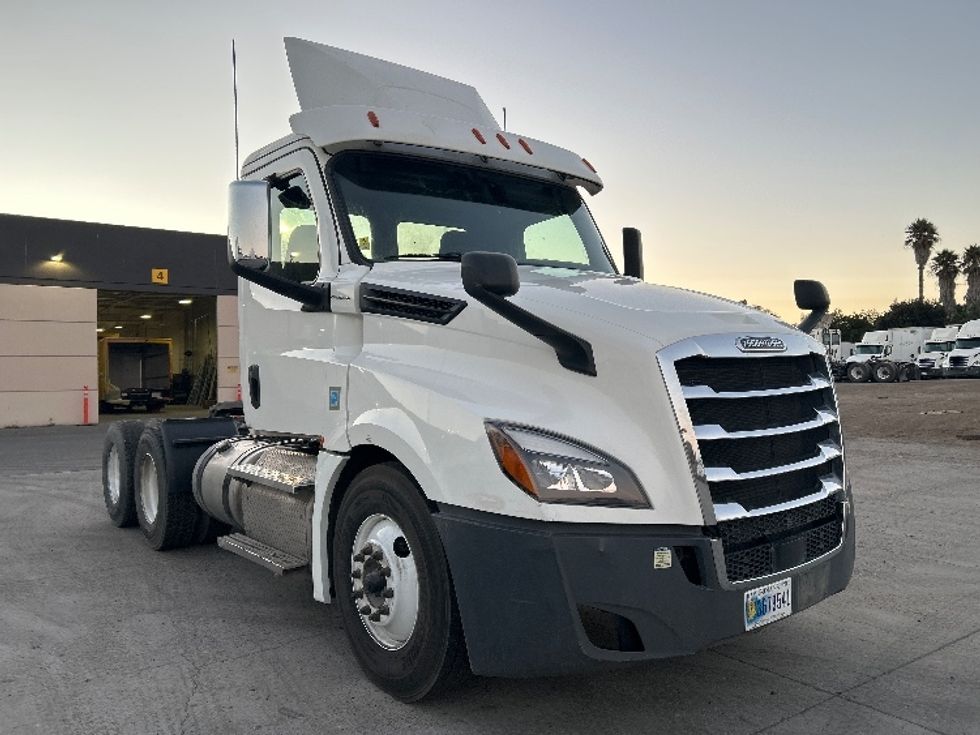 Day Cab Tractor-Heavy Duty Tractors-Freightliner-2020-T12664ST-Fontana-CA-356,248\n\t\tmiles-$ 59,250 - Image 1
