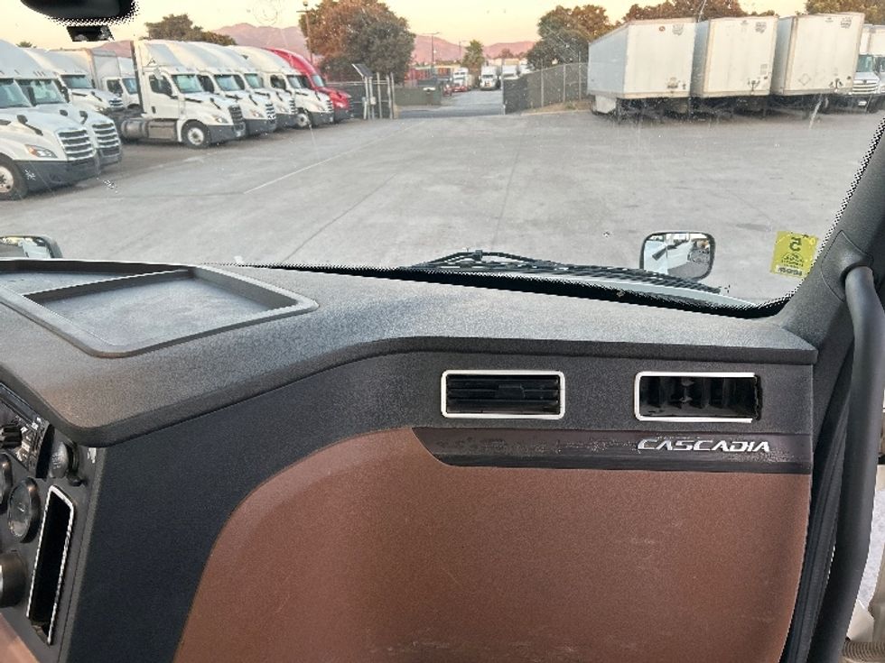 Day Cab Tractor-Heavy Duty Tractors-Freightliner-2020-T12664ST-Fontana-CA-356,248\n\t\tmiles-$ 59,250 - Image 13