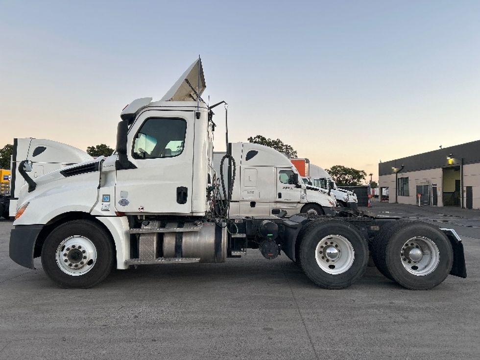 Day Cab Tractor-Heavy Duty Tractors-Freightliner-2020-T12664ST-Fontana-CA-356,248\n\t\tmiles-$ 59,250 - Image 4
