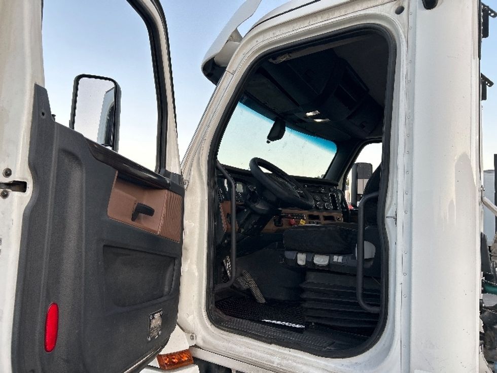 Day Cab Tractor-Heavy Duty Tractors-Freightliner-2020-T12664ST-Fontana-CA-356,248\n\t\tmiles-$ 59,250 - Image 9