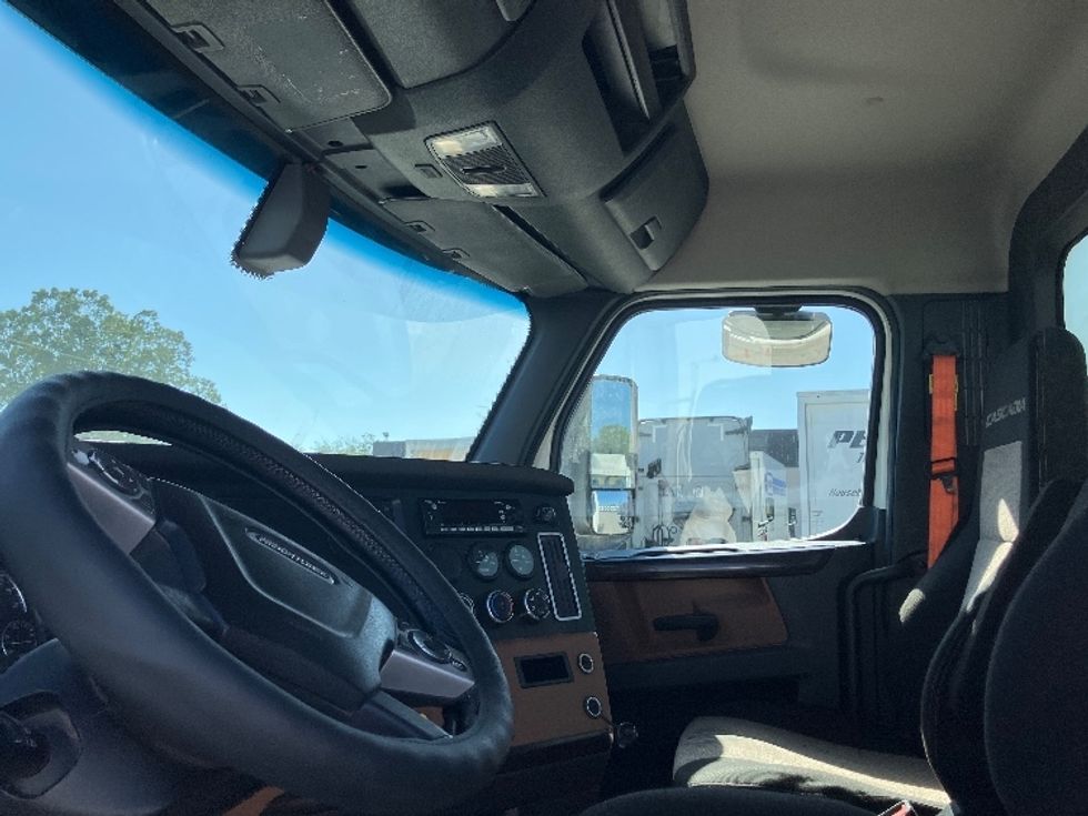 Day Cab Tractor-Heavy Duty Tractors-Freightliner-2020-T12664ST-Fontana-CA-357,617\n\t\tmiles-$ 58,500 - Image 10