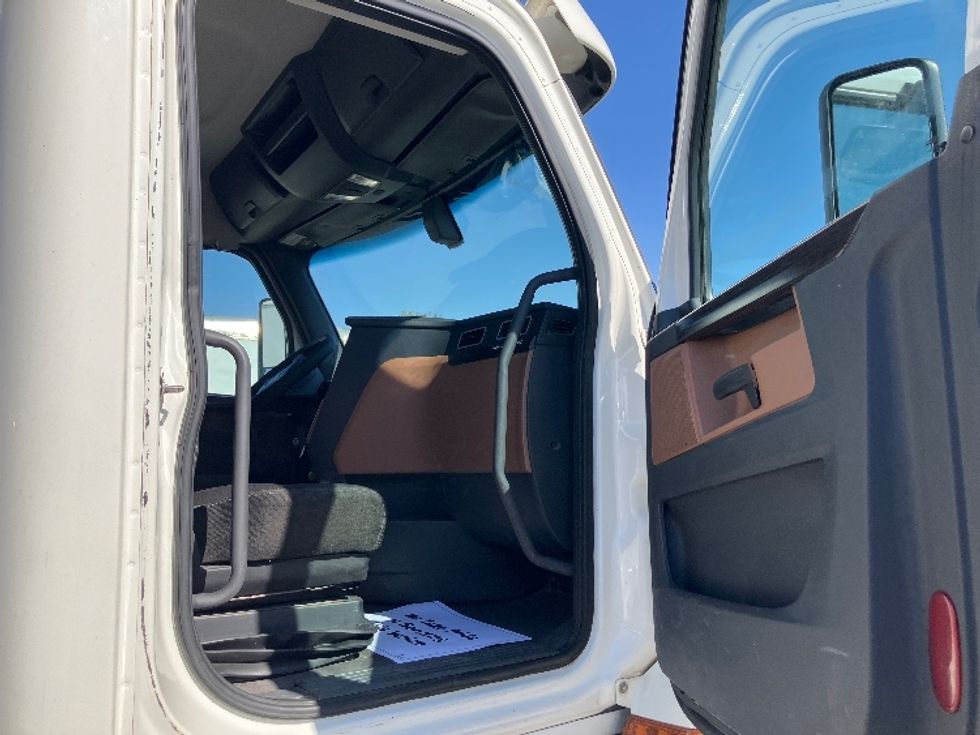 Day Cab Tractor-Heavy Duty Tractors-Freightliner-2020-T12664ST-Fontana-CA-357,617\n\t\tmiles-$ 58,500 - Image 12