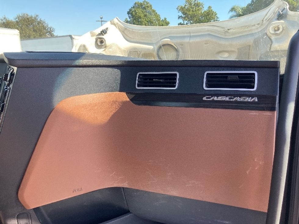 Day Cab Tractor-Heavy Duty Tractors-Freightliner-2020-T12664ST-Fontana-CA-357,617\n\t\tmiles-$ 58,500 - Image 13