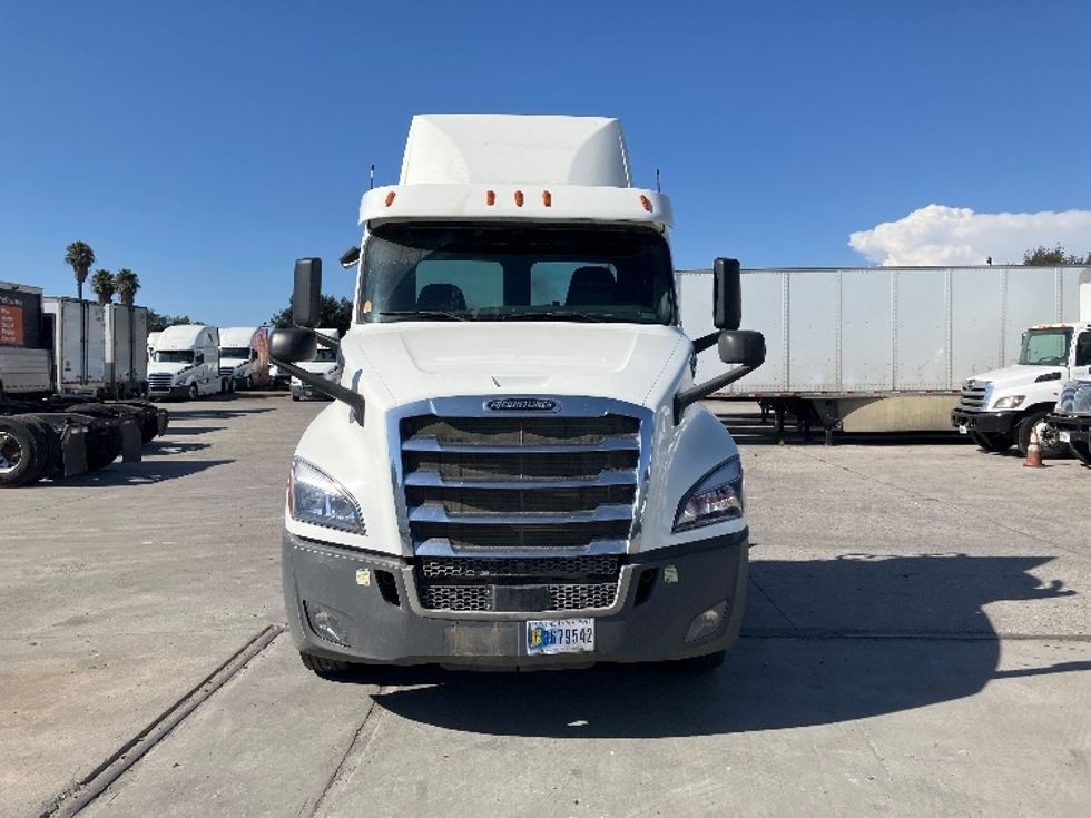 Day Cab Tractor-Heavy Duty Tractors-Freightliner-2020-T12664ST-Fontana-CA-357,617\n\t\tmiles-$ 58,500 - Image 2