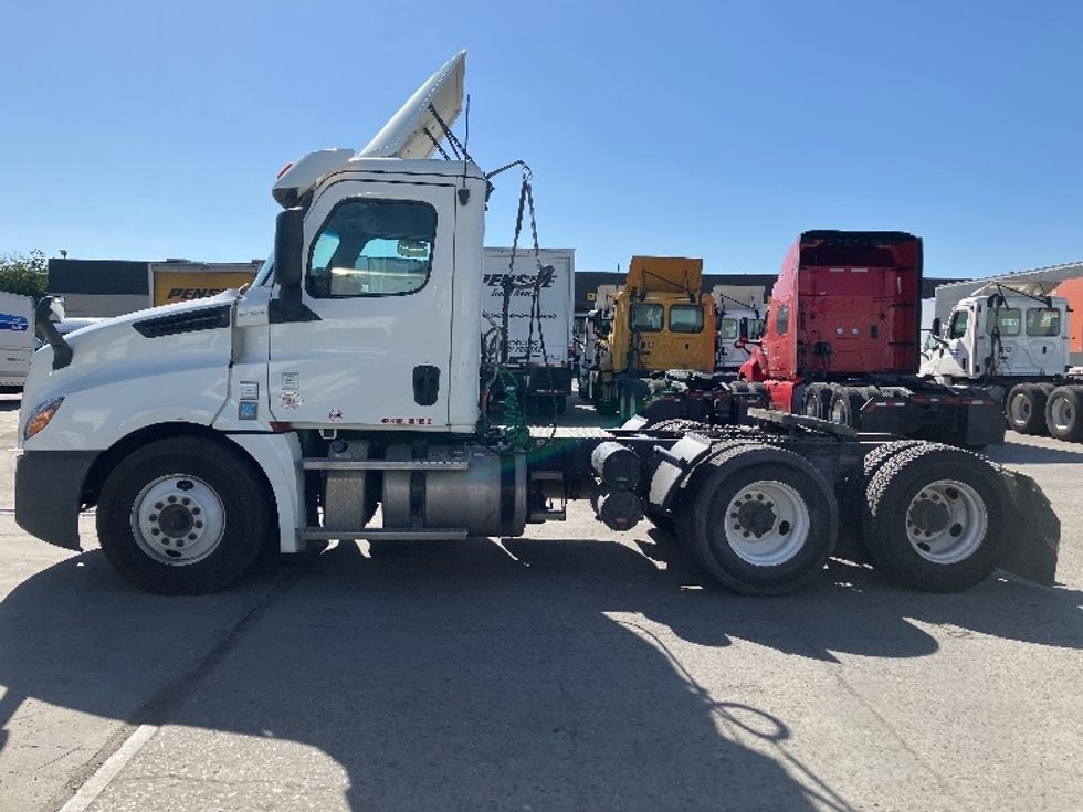 Day Cab Tractor-Heavy Duty Tractors-Freightliner-2020-T12664ST-Fontana-CA-357,617\n\t\tmiles-$ 58,500 - Image 4