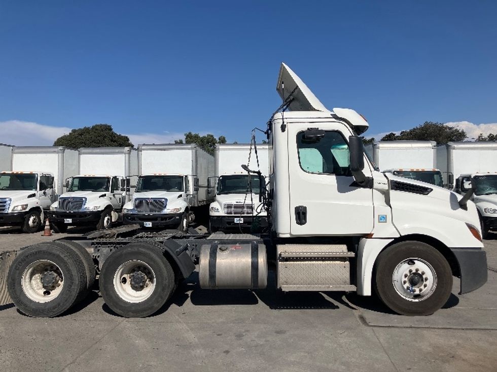 Day Cab Tractor-Heavy Duty Tractors-Freightliner-2020-T12664ST-Fontana-CA-357,617\n\t\tmiles-$ 58,500 - Image 8