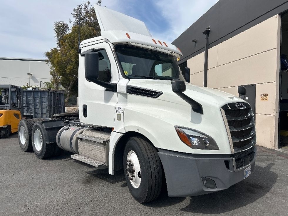 Day Cab Tractor-Heavy Duty Tractors-Freightliner-2020-T12664ST-Fontana-CA-359,003\n\t\tmiles-$ 53,500 - Image 1