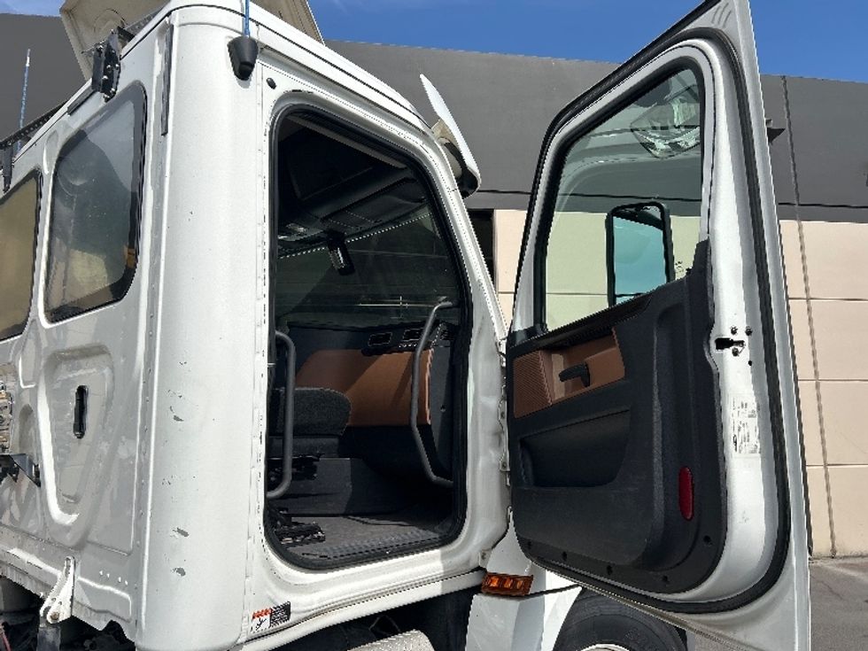 Day Cab Tractor-Heavy Duty Tractors-Freightliner-2020-T12664ST-Fontana-CA-359,003\n\t\tmiles-$ 53,500 - Image 12