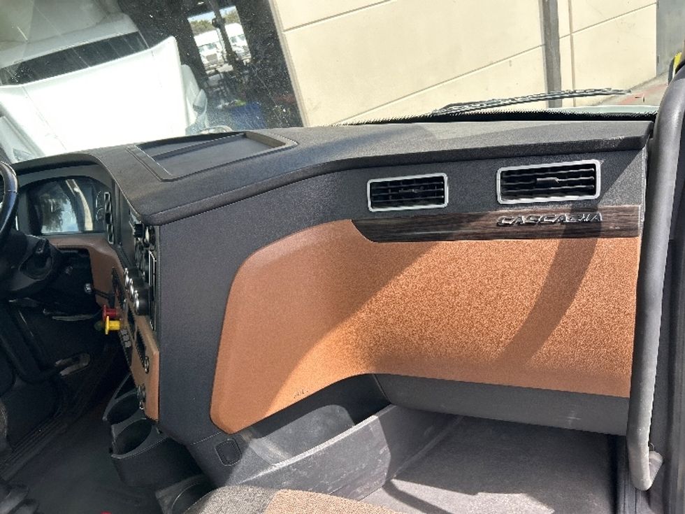 Day Cab Tractor-Heavy Duty Tractors-Freightliner-2020-T12664ST-Fontana-CA-359,003\n\t\tmiles-$ 53,500 - Image 13