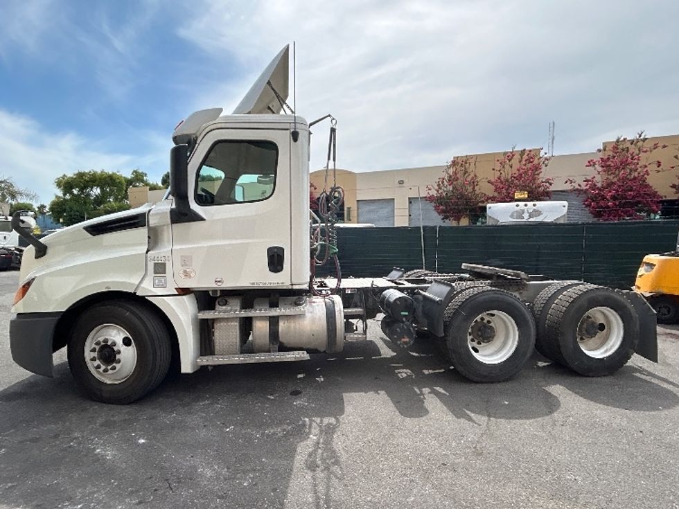 Day Cab Tractor-Heavy Duty Tractors-Freightliner-2020-T12664ST-Fontana-CA-359,003\n\t\tmiles-$ 53,500 - Image 4