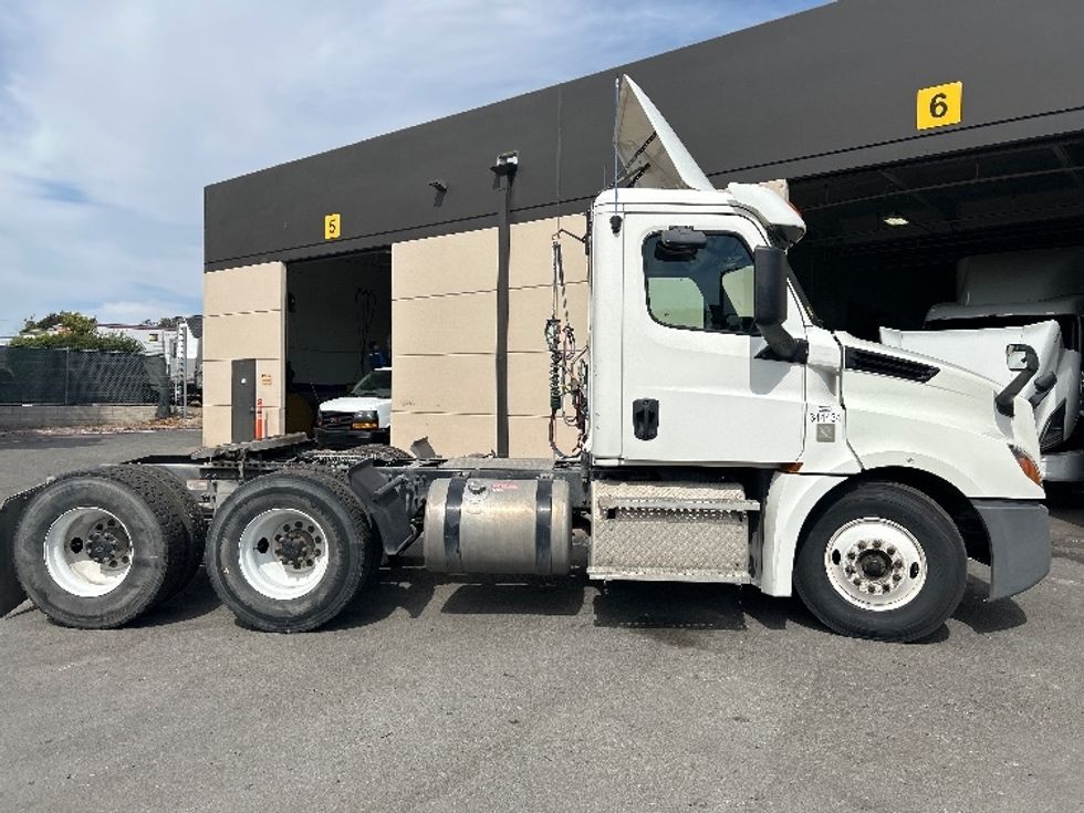 Day Cab Tractor-Heavy Duty Tractors-Freightliner-2020-T12664ST-Fontana-CA-359,003\n\t\tmiles-$ 53,500 - Image 8