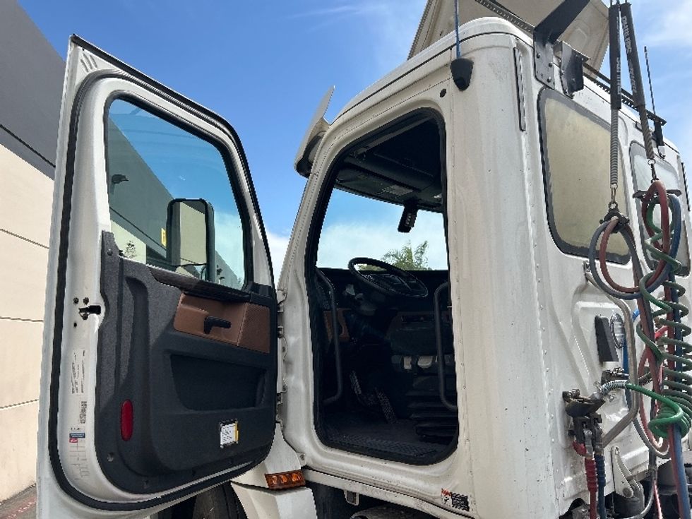 Day Cab Tractor-Heavy Duty Tractors-Freightliner-2020-T12664ST-Fontana-CA-359,003\n\t\tmiles-$ 53,500 - Image 9