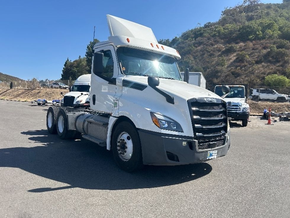 Day Cab Tractor-Heavy Duty Tractors-Freightliner-2020-T12664ST-Fontana-CA-362,827\n\t\tmiles-$ 51,250 - Image 1