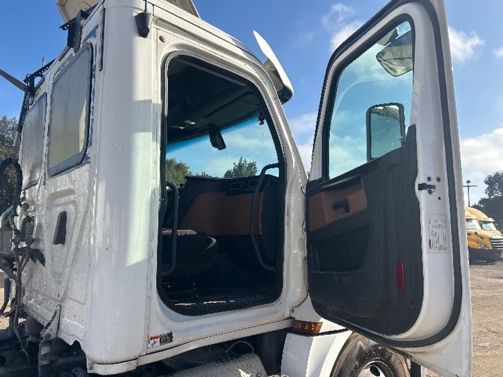 Day Cab Tractor-Heavy Duty Tractors-Freightliner-2020-T12664ST-Fontana-CA-362,827\n\t\tmiles-$ 51,250 - Image 12