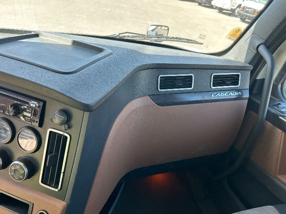 Day Cab Tractor-Heavy Duty Tractors-Freightliner-2020-T12664ST-Fontana-CA-362,827\n\t\tmiles-$ 51,250 - Image 13
