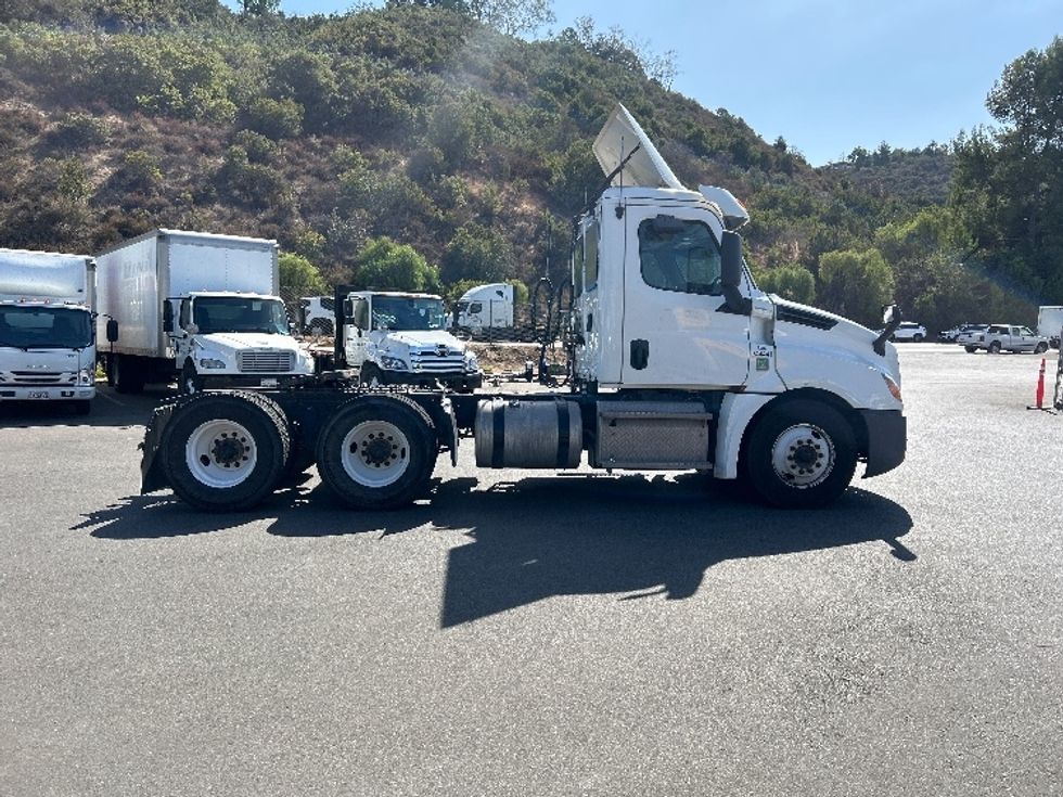 Day Cab Tractor-Heavy Duty Tractors-Freightliner-2020-T12664ST-Fontana-CA-362,827\n\t\tmiles-$ 51,250 - Image 8
