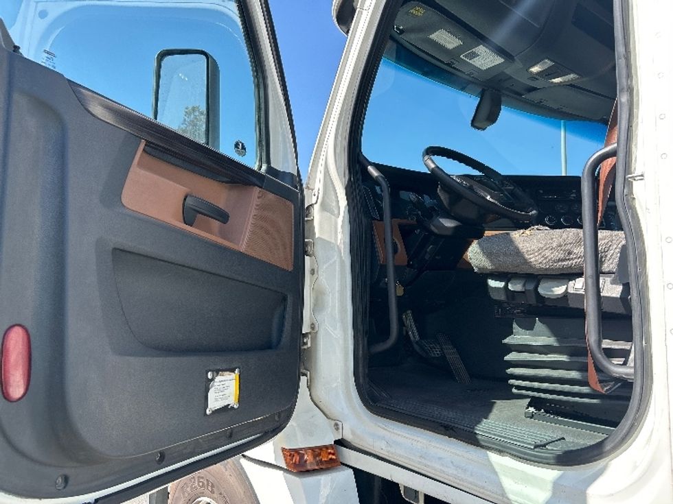 Day Cab Tractor-Heavy Duty Tractors-Freightliner-2020-T12664ST-Fontana-CA-362,827\n\t\tmiles-$ 51,250 - Image 9