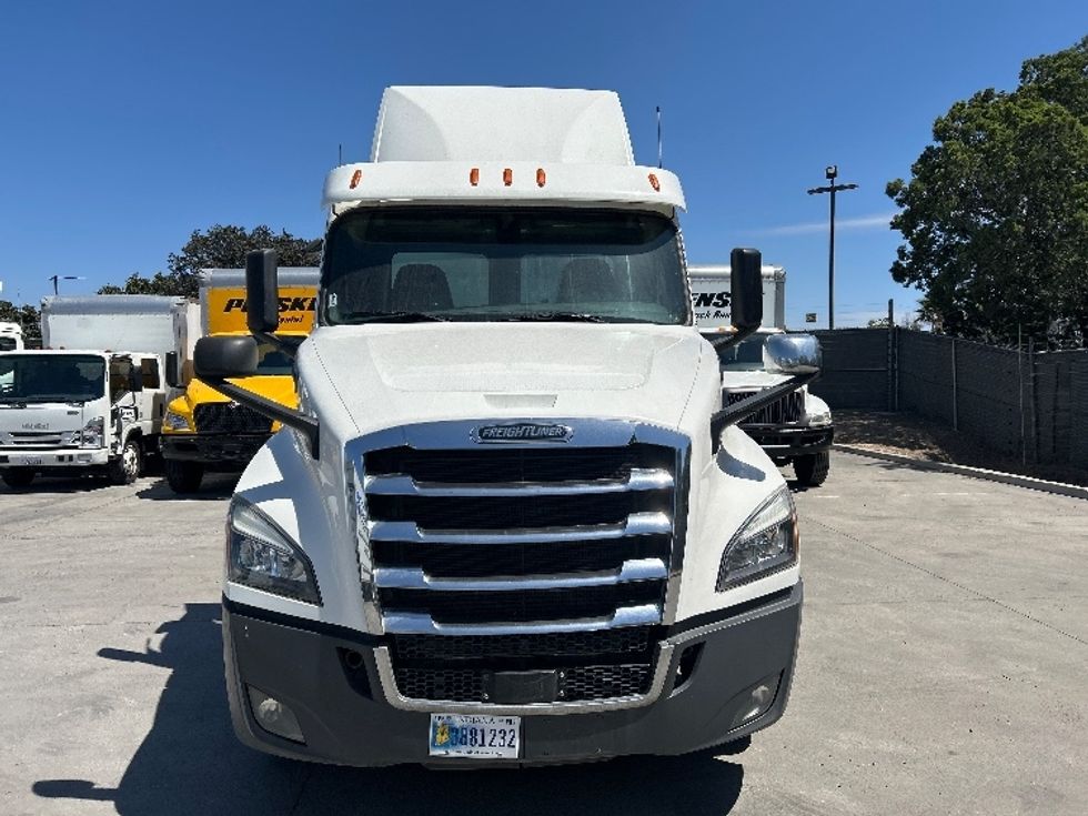 Day Cab Tractor-Heavy Duty Tractors-Freightliner-2020-T12664ST-Fontana-CA-367,706\n\t\tmiles-$ 53,000 - Image 2