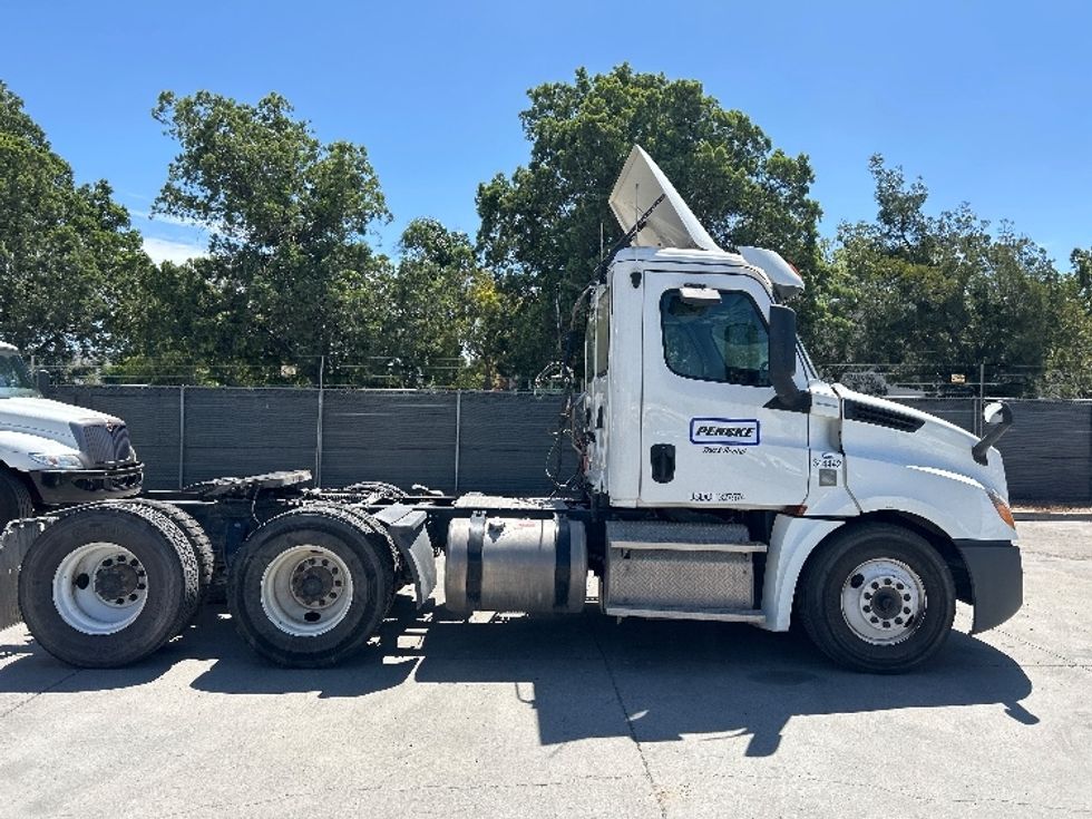 Day Cab Tractor-Heavy Duty Tractors-Freightliner-2020-T12664ST-Fontana-CA-367,706\n\t\tmiles-$ 53,000 - Image 8