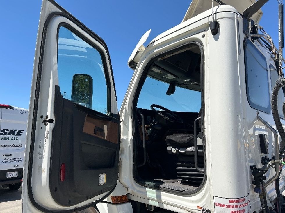 Day Cab Tractor-Heavy Duty Tractors-Freightliner-2020-T12664ST-Fontana-CA-367,706\n\t\tmiles-$ 53,000 - Image 9