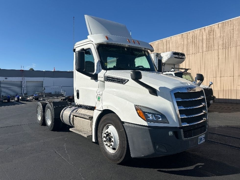 Day Cab Tractor-Heavy Duty Tractors-Freightliner-2020-T12664ST-Fontana-CA-373,770\n\t\tmiles-$ 53,750 - Image 1