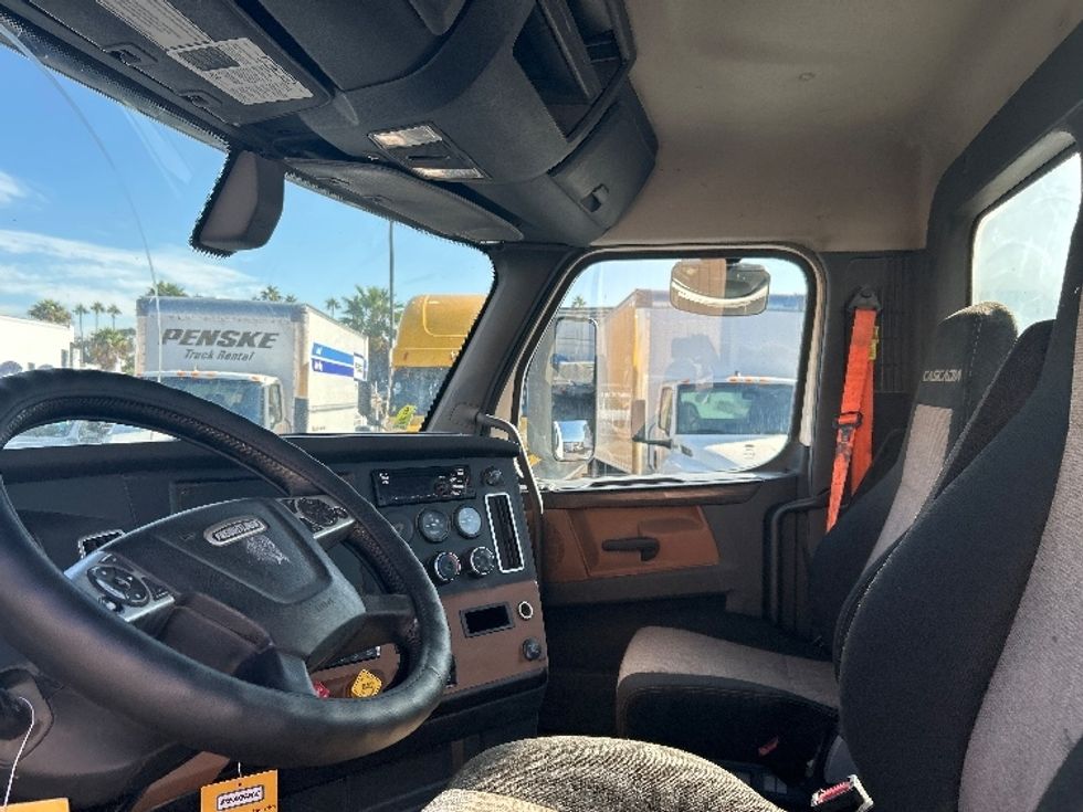 Day Cab Tractor-Heavy Duty Tractors-Freightliner-2020-T12664ST-Fontana-CA-373,770\n\t\tmiles-$ 53,750 - Image 10