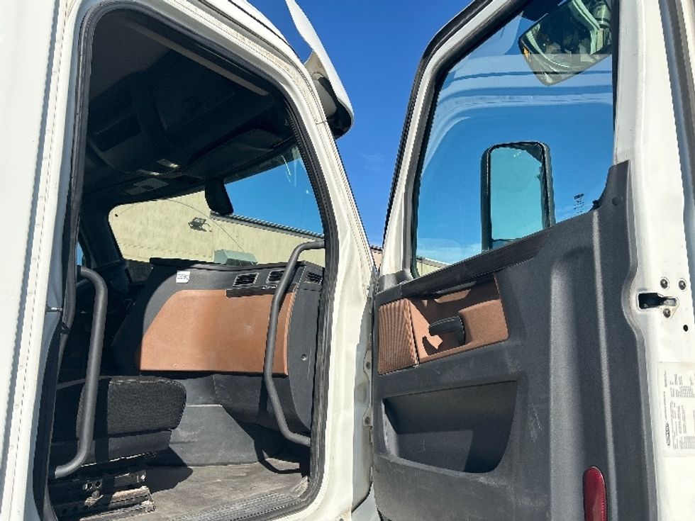 Day Cab Tractor-Heavy Duty Tractors-Freightliner-2020-T12664ST-Fontana-CA-373,770\n\t\tmiles-$ 53,750 - Image 12