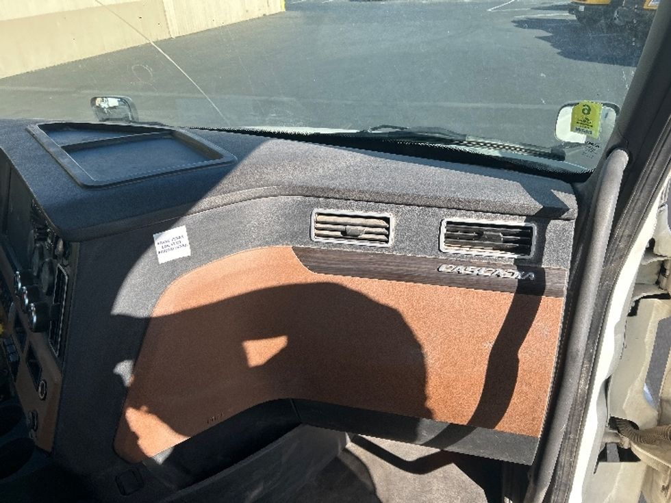 Day Cab Tractor-Heavy Duty Tractors-Freightliner-2020-T12664ST-Fontana-CA-373,770\n\t\tmiles-$ 53,750 - Image 13