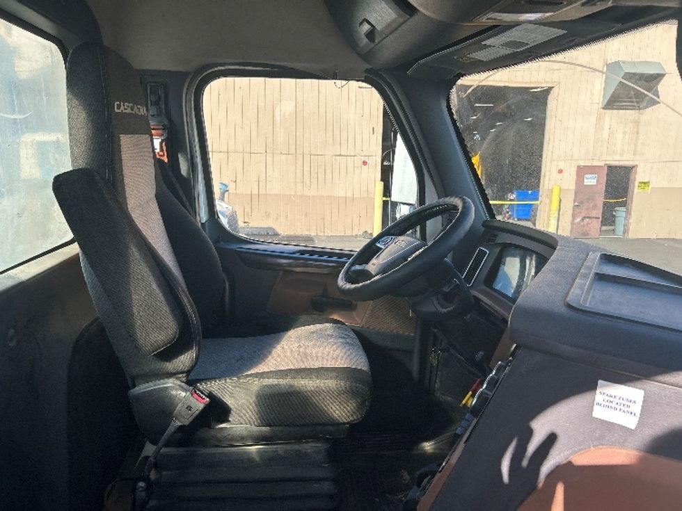 Day Cab Tractor-Heavy Duty Tractors-Freightliner-2020-T12664ST-Fontana-CA-373,770\n\t\tmiles-$ 53,750 - Image 14