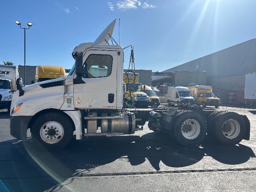 Day Cab Tractor-Heavy Duty Tractors-Freightliner-2020-T12664ST-Fontana-CA-373,770\n\t\tmiles-$ 53,750 - Image 4